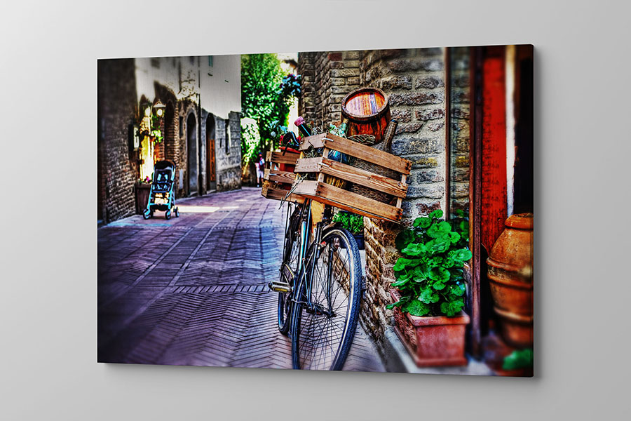 Obraz na płótnie rower stojący w urokliwej uliczce